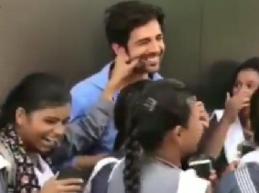A School Girl Pulled Karthik Aryan's CheekS, See his Reaction!