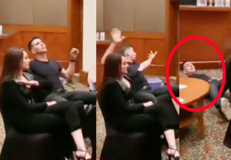 VIDEO: Akshay was given a strong push by this actress, he wobbled and fell to the ground!
