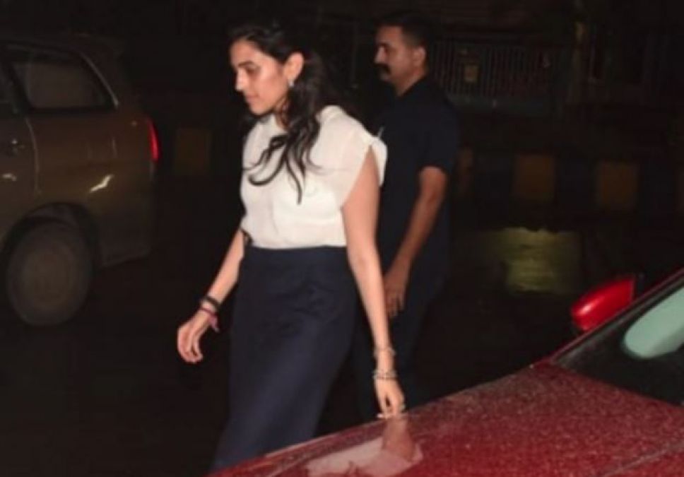 The Ambani family's daughter-in-law, who appeared without makeup, was spotted here!