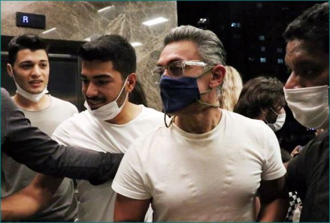 Aamir Khan started taking selfies as soon as he reached Turkey, video goes viral