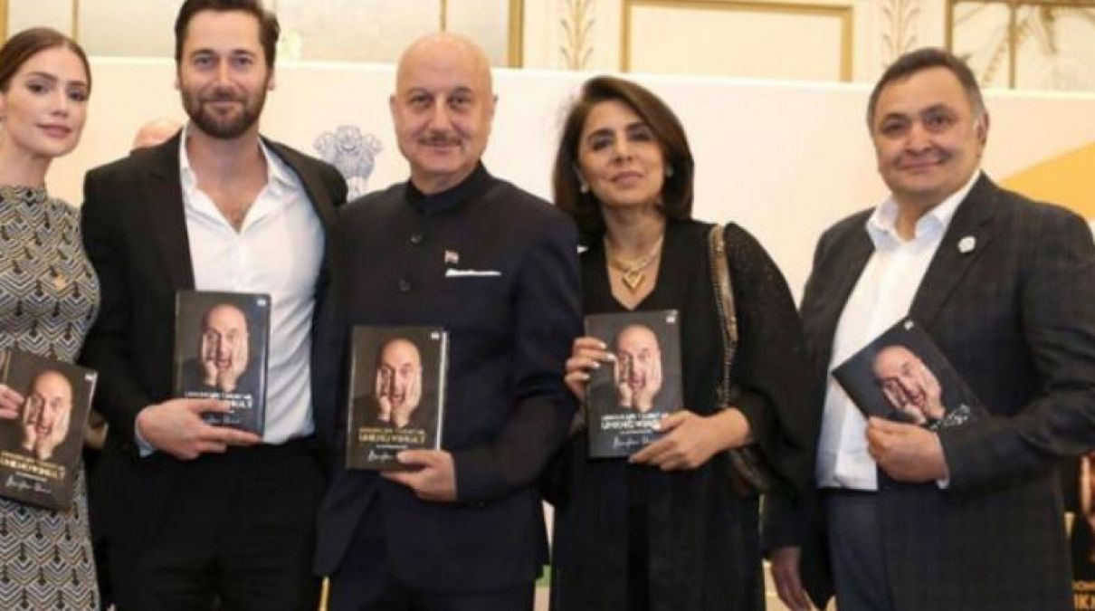 Anupam Kher's autobiography launched with the hands of Rishi Kapoor abroad!