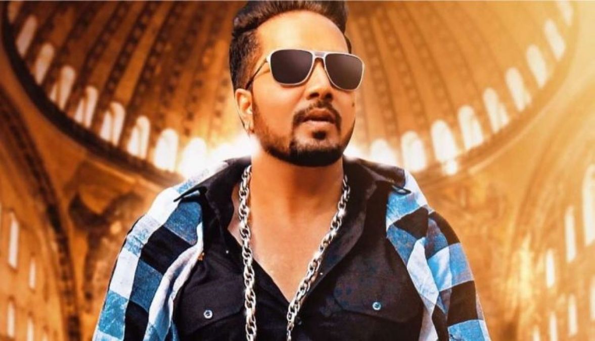 Mika Singh, who went to Pakistan, did something that landed him into criticism!