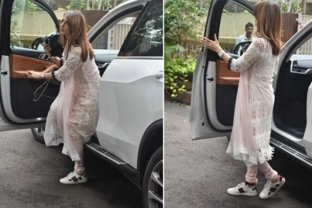 Suzanne, who arrived at Hrithik's Nana's house to mourn, was accompanied by her uncle-in-law