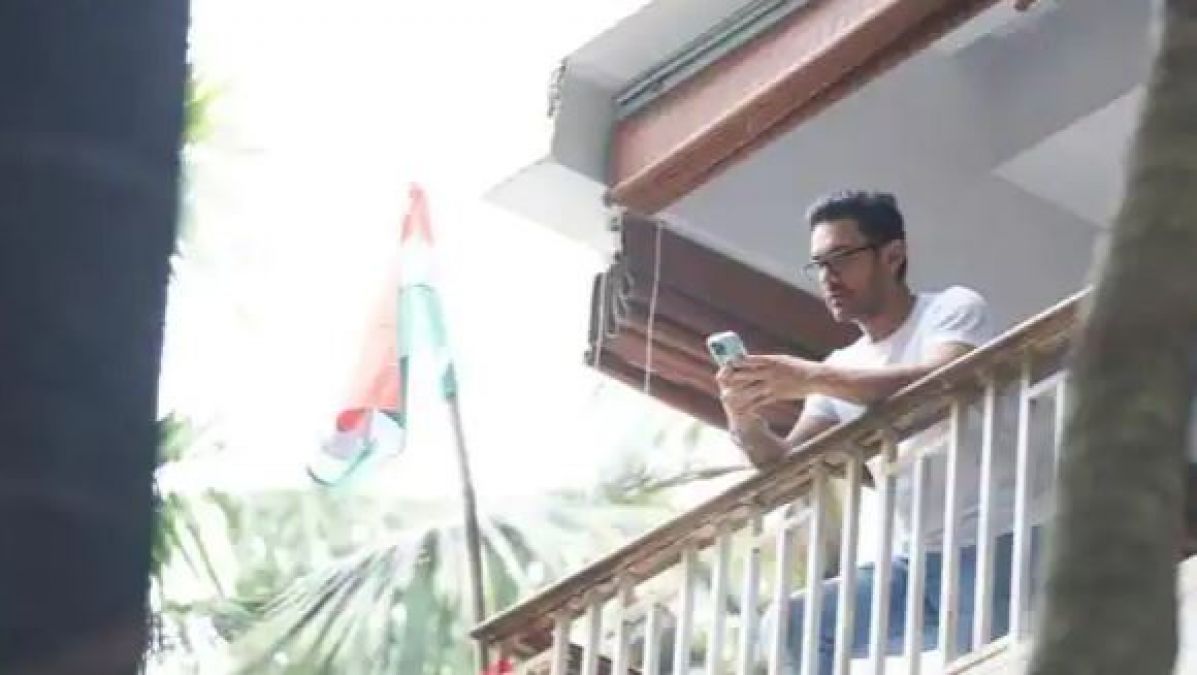बेटी संग आमिर खान ने घर पर फहराया तिरंगा, तस्वीरें वायरल