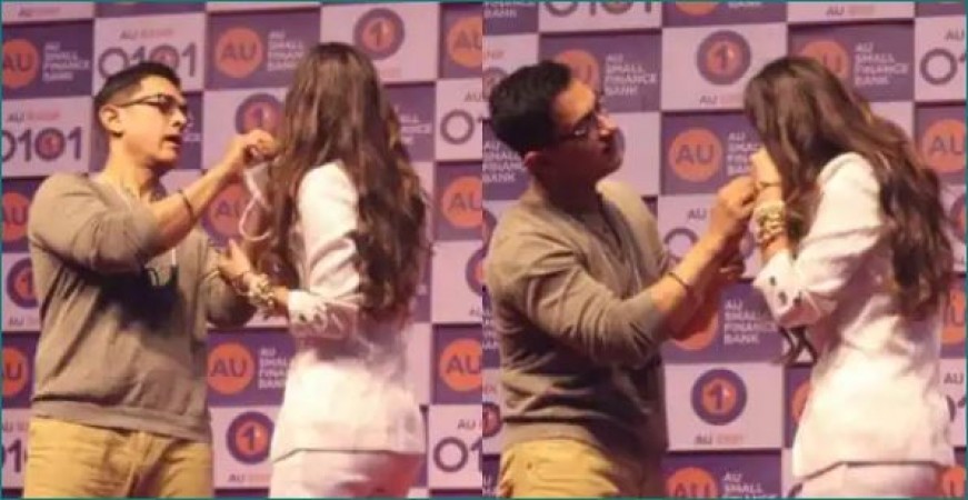 VIDEO: Kiara could not take off her mask during the event, Aamir Khan helped
