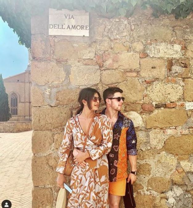 Nick Jonas was pictured doing a special thing with Priyanka, the video went viral