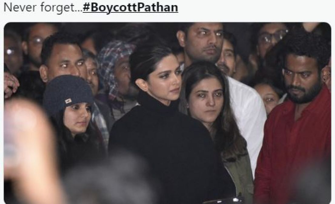 दीपिका के चक्कर में पिटेगी शाहरुख़ की पठान!, ट्विटर पर ट्रेंड कर रहा #BoycottPathan