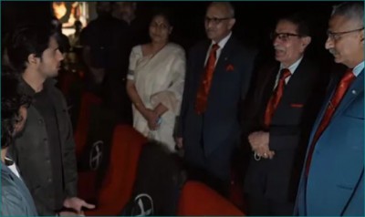 VIDEO: 'शेरशाह' देखकर भावुक हुआ विक्रम बत्रा का परिवार, कही यह बात