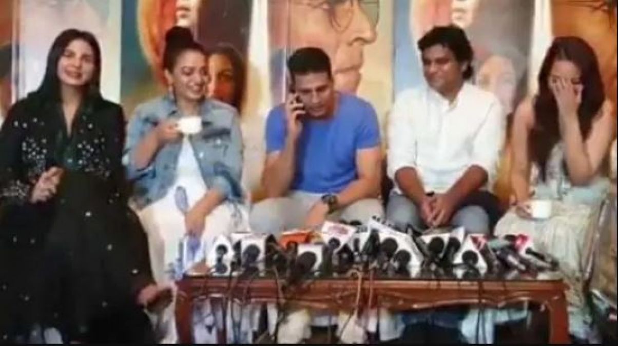 VIDEO : प्रमोशन के दौरान खिलाड़ी ने उठाया रिपोर्टर का फ़ोन, कहा- मैं अक्षय कुमार बोल रहा हूँ