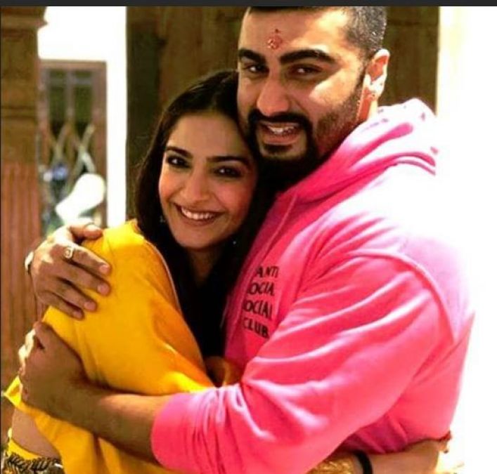 Arjun Kapoor celebrated Rakhi with sisters but his step-sisters were not visible!