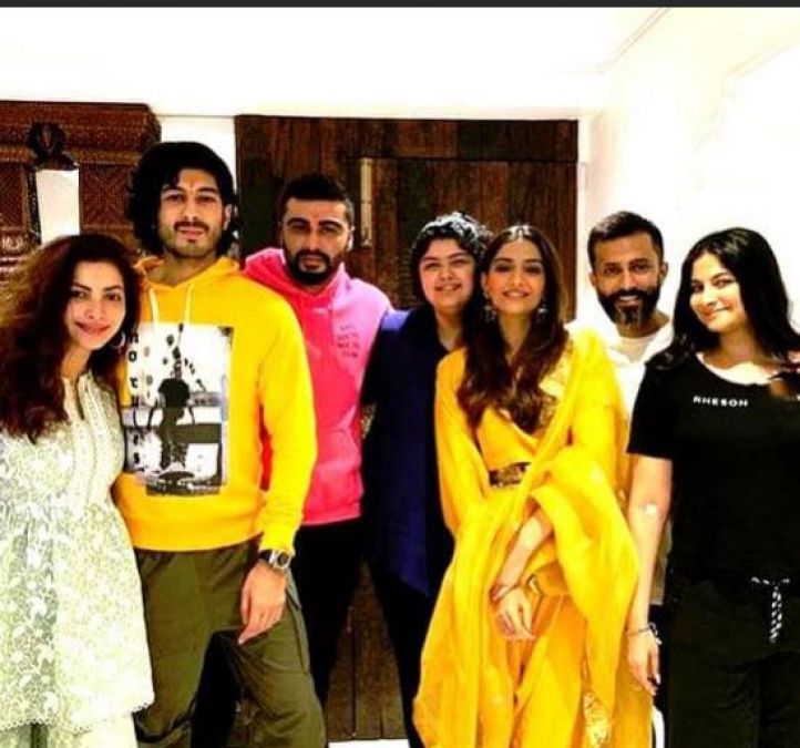 Arjun Kapoor celebrated Rakhi with sisters but his step-sisters were not visible!