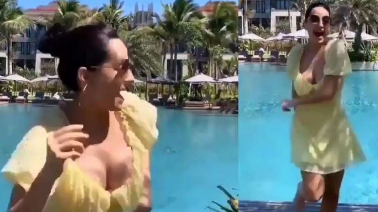 VIDEO : यहां भी मस्ती करने में पीछे नहीं रही नोरा, स्विमिंग पूल के पास जमकर किया डांस