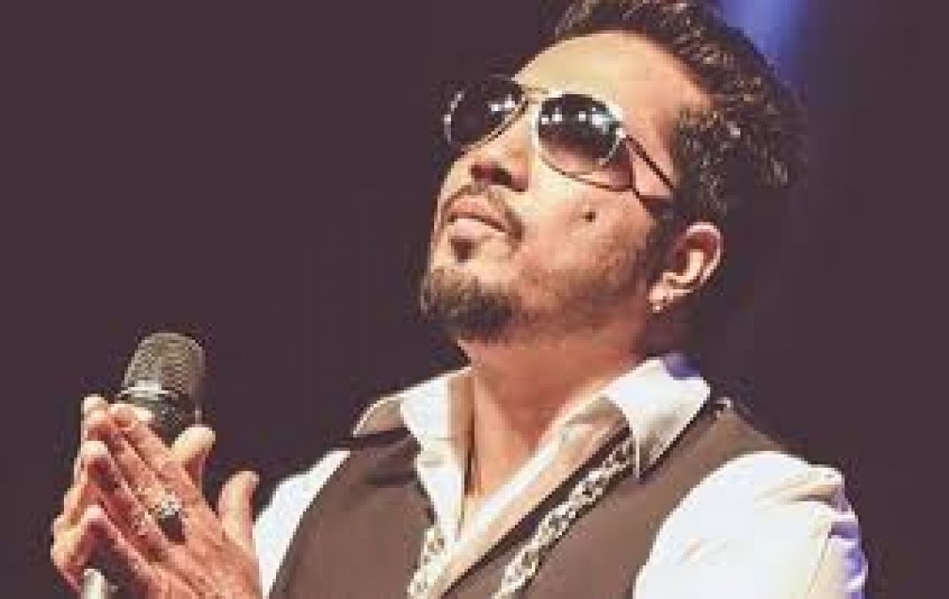 AICWA workers protest against Mika Singh