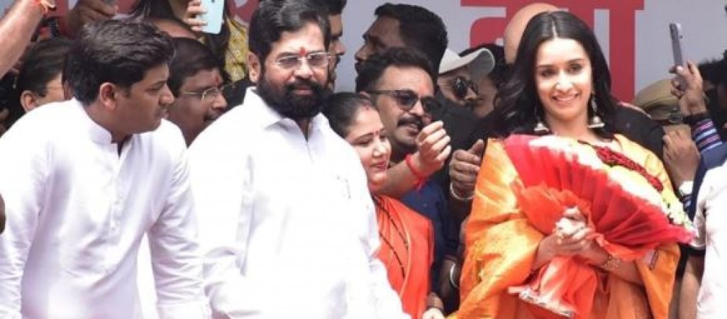 महाराष्ट्र CM के साथ श्रद्धा कपूर ने मनाया जन्माष्टमी का पर्व