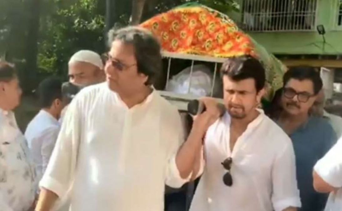 VIDEO: After Watching, your eyes will also be moist, Sonu Nigam gave a shoulder to Khayyam's body!