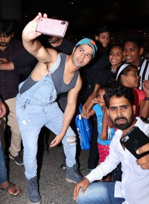 Varun-Sara, who returned from Bangkok after finishing shooting, took a selfie with the crowd of fans!
