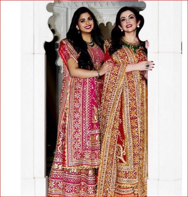 Once again, the beautiful look of Mukesh Ambani's wife and daughter came in front!