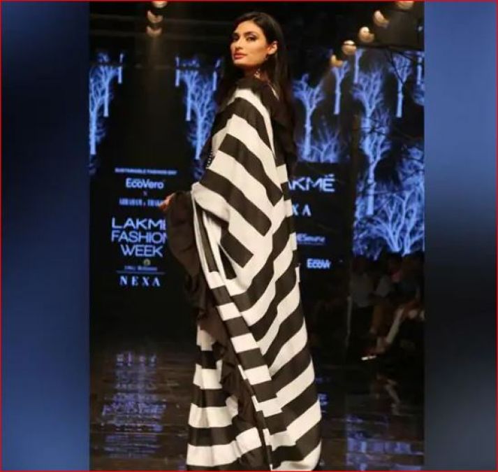 Sunil Shetty's daughter set fire in a black and white saree!