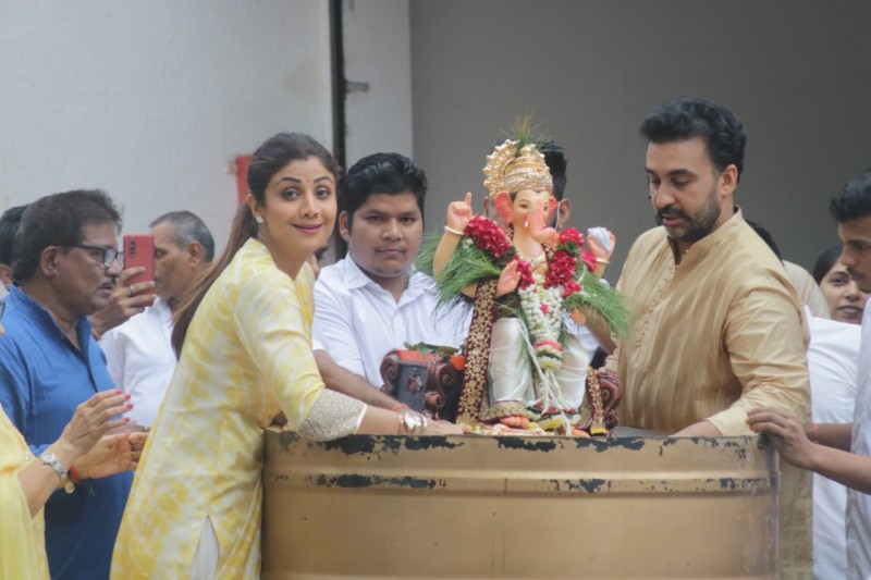 Photographers laughed at Shilpa Shetty's talk during Ganesh immersion