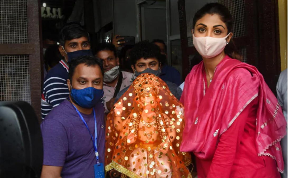 गणेश विसर्जन के दौरान शिल्पा शेट्टी की इस बात पर हंस पड़े फोटोग्राफर्स