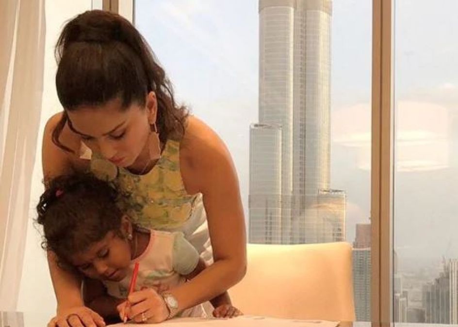 Sunny Leone performed her responsibility of being a mother, this Photo is a Proof!
