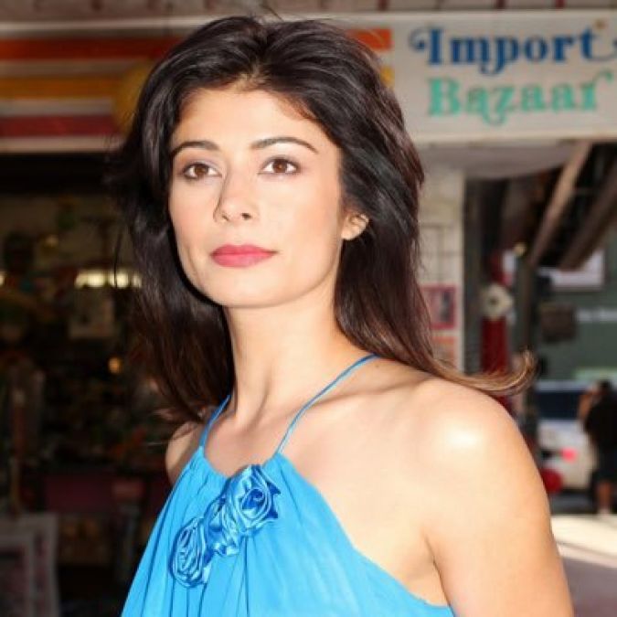 Pooja Batra Showed her Hot Moves From Her Dance, Video Going Viral!
