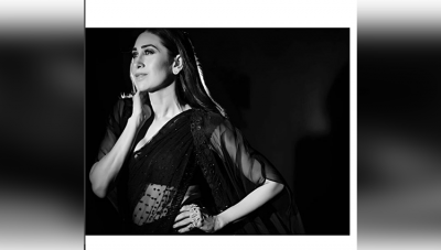 Lakme Fashion Week में ब्लैक साड़ी पहनकर छाईं करिश्मा कपूर