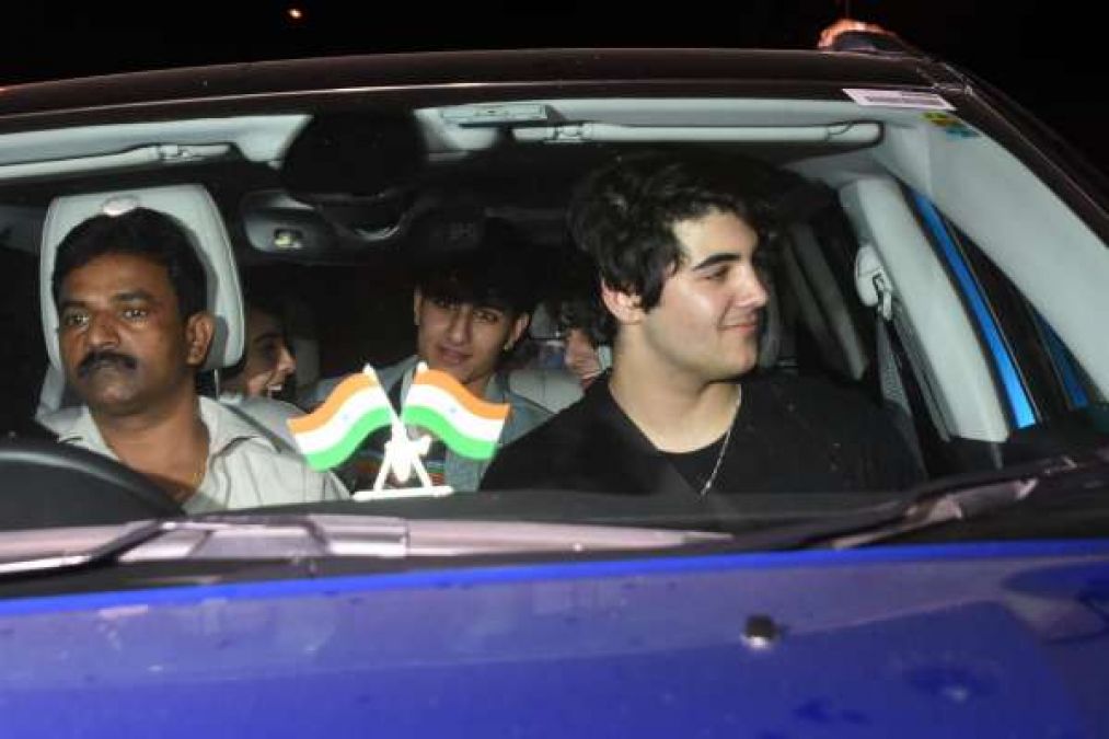 Akshay-Saif's son spotted together, check out the pic here