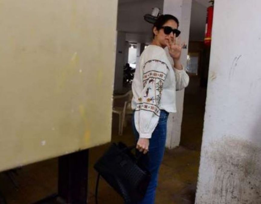 Zaheer Khan's wife, who belongs to the Maharaja's house, was spotted in this style!