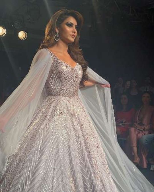 LFW: Urvashi Rautela came down like a fairy, killer style will blow your senses