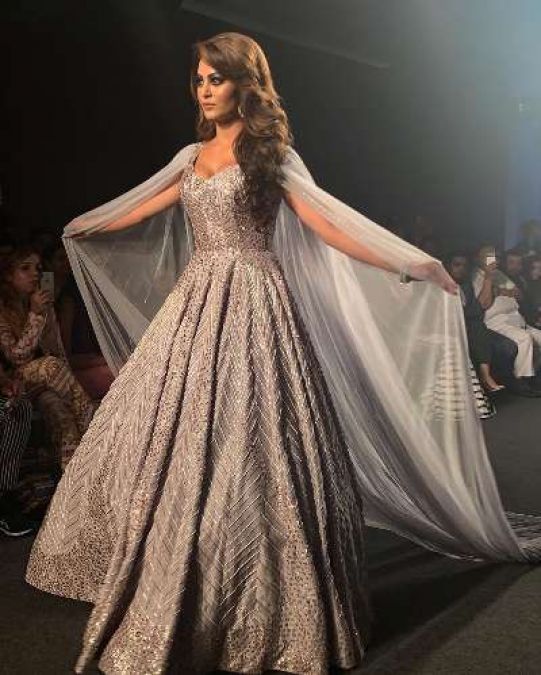 LFW: Urvashi Rautela came down like a fairy, killer style will blow your senses