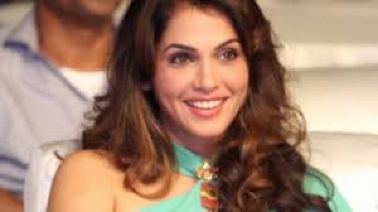 Isha Koppikar competes with everyone in the beauty, says 