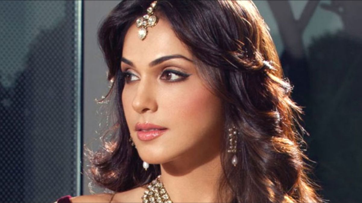 Isha Koppikar competes with everyone in the beauty, says 