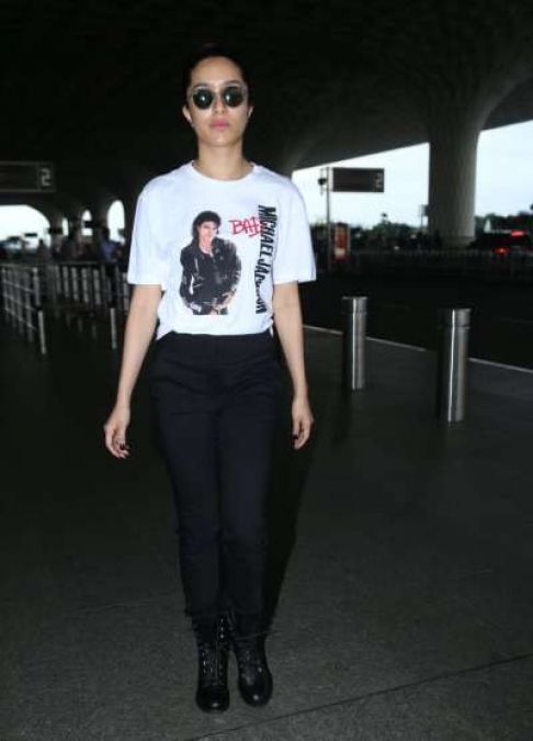 Shraddha Kapoor appeared at the airport in a monochrome look, hot look went viral!