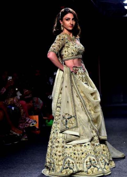 LFW: Soha Ali Khan redefines elegance as she walks the ramp