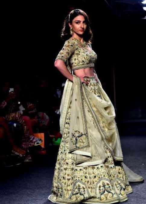 LFW : अंतिम दिन रॉयल लुक में बेहद खूबसूरत नजर आईं सोहा अली खान