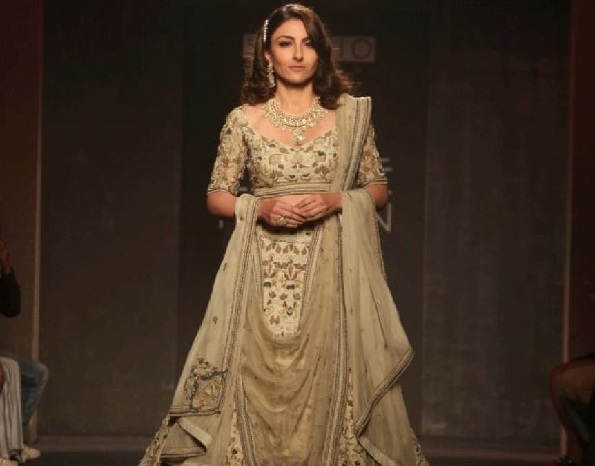 LFW: Soha Ali Khan redefines elegance as she walks the ramp