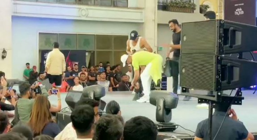 Hrithik Roshan touches fan's feet, video goes viral