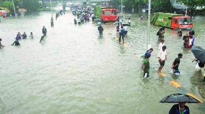 मुंबई की बारिश पर बॉलीवुड सेलेब्स ने फैंस को सेफ रहने का दिया संदेश