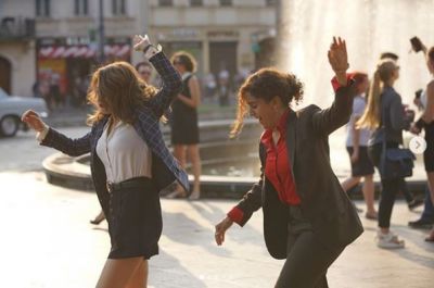 Video : रोड़ पर नाचती दिखीं दंगल गर्ल्स, ऐसे कर रही तमाशा