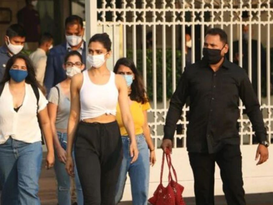Ranveer Singh arrives to leave Deepika Padukone for the shoot, see pictures here