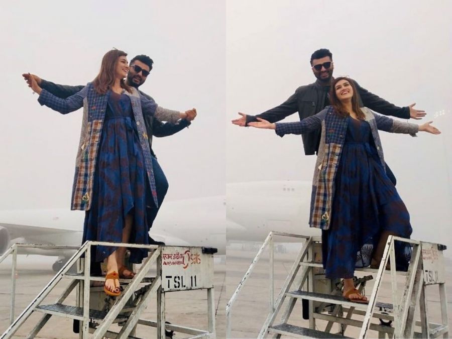 Arjun Kapoor and Kriti Sanon gave 'Titanic Pose' at Mumbai airport