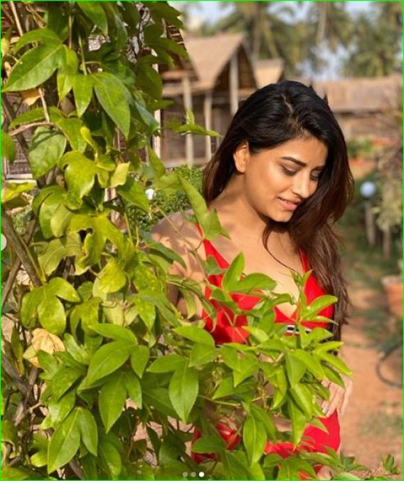 Nimki Vidhayak aka Bhumika flaunts her sexy figure in red bikini