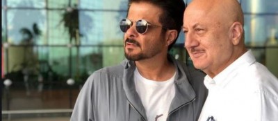 Anil Kapoor gifts glasses to Anupam, gets angry actor