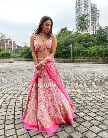 3,25,000 रुपये का लहंगा पहने बड़ी खूबसूरत नजर आईं कियारा आडवाणी