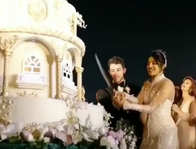 Video : निक-प्रियंका ने तलवार से काटा 18 फीट ऊंचा केक