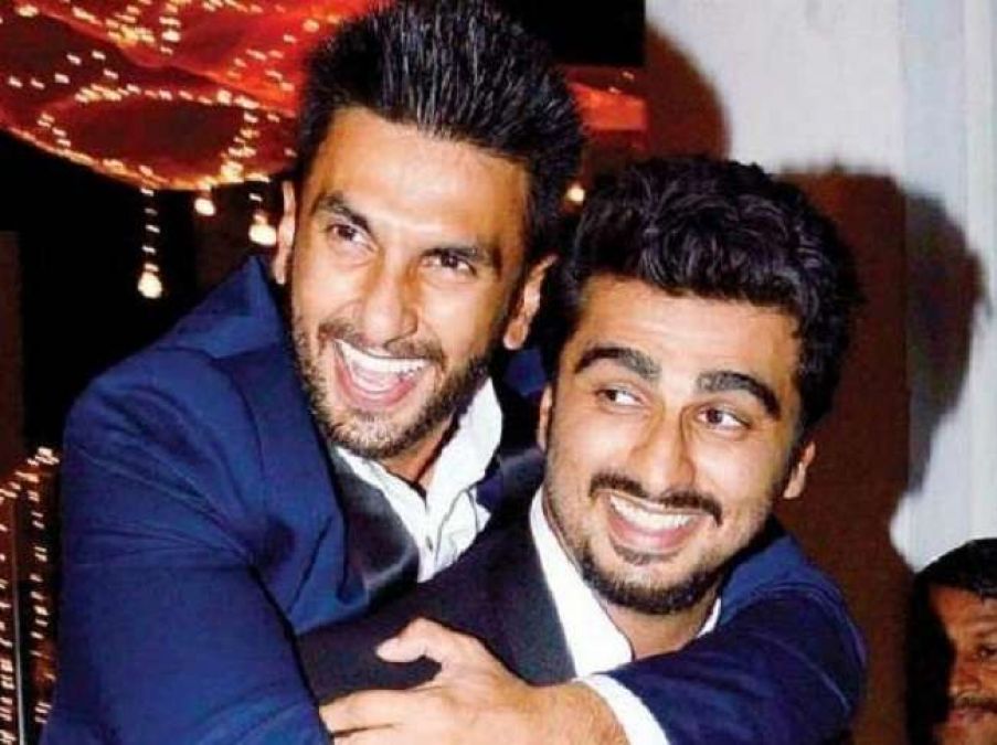 Bajirao poses for a 'happy selfie' with BFF Arjun Kapoor aka Sadashivrao