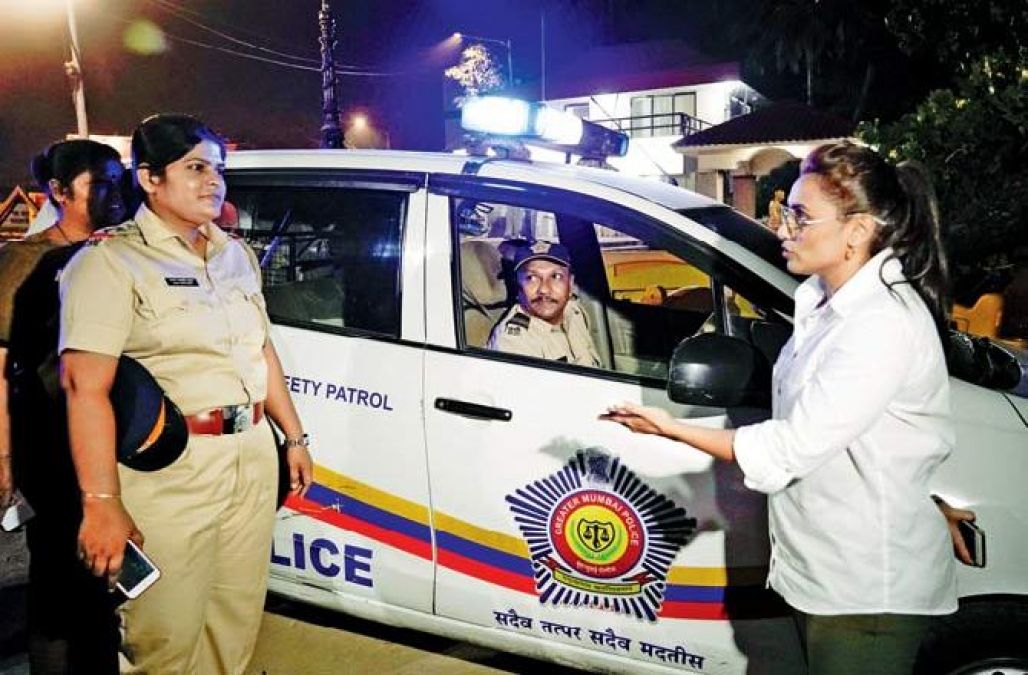 Late night meeting Rani Mukherjee with the patrolling team