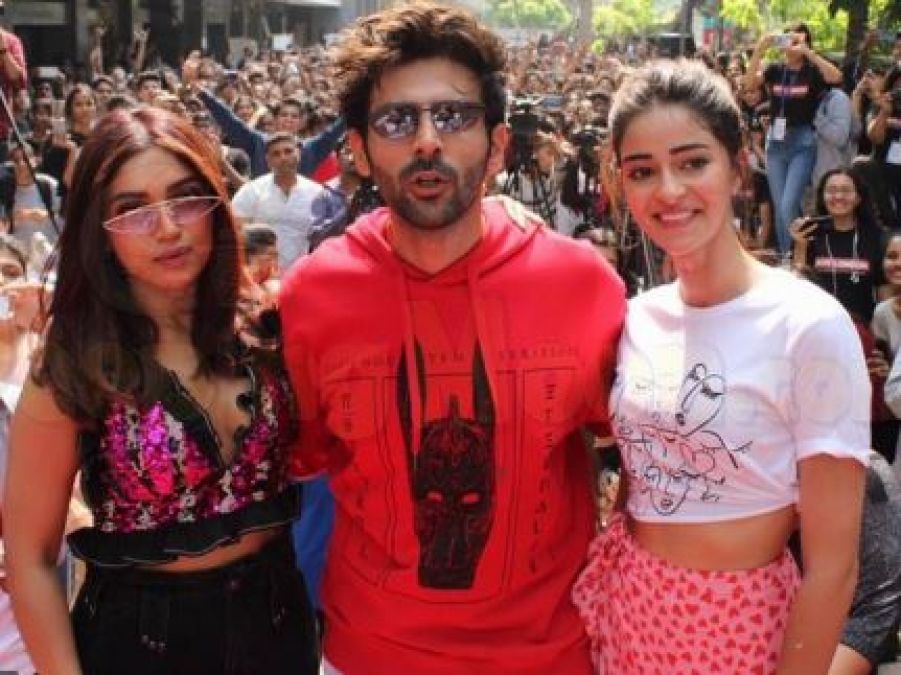 Kartik Aaryan gets lifted in the air by enthusiastic fans as he promotes 'Pati Patni Aur Woh'