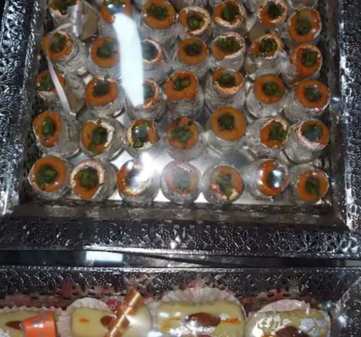Guests get these special sweets at Katrina-Vicky's wedding!